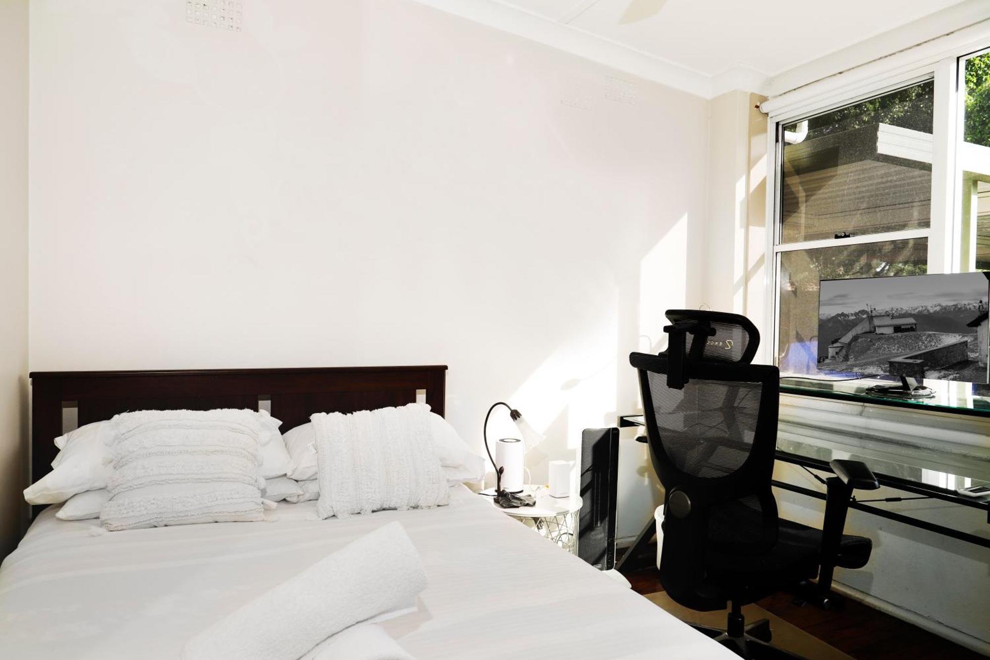 Away From - 3 Bedroom House Sleeps 6 - Parking
